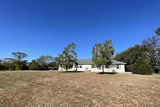 15225 Old State Rd, Carlyle, IL 62231