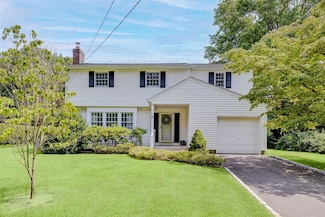 8 Bowdon Rd, Greenlawn, NY 11740