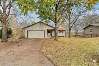 1414 Lilac Ln, Wamego, KS 66547