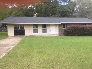 918 E Latimer Ave, Geneva, AL 36340