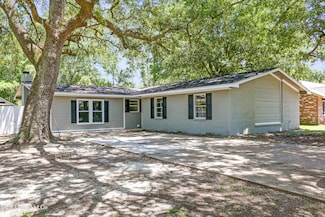 10016 Oakwood Park Dr, Moss Point, MS 39562