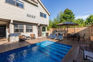 294 Wilmot Rd, Ocean Beach, NY 11770