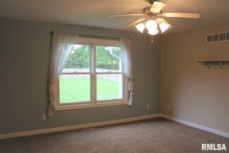 1 Frontier Ct, Le Claire, IA 52753
