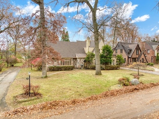 901 Briarcliff Rd, Jackson, MI 49203