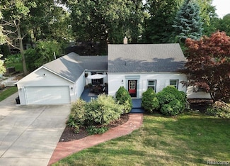 9207 Whitall Ln, Grosse Ile, MI 48138