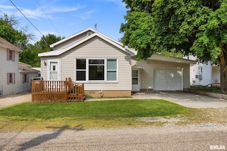105 S Spruce St, Delavan, IL 61734