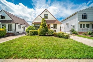 8140 268th St, Glen Oaks, NY 11004