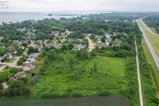 676 Salem Dr, Huron, OH 44839