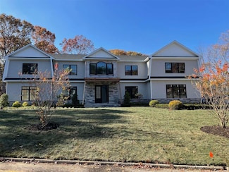 31 Fairbanks Blvd, Woodbury, NY 11797