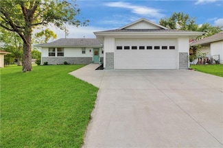 915 Ridge Dr, Warrensburg, MO 64093