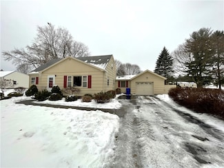 11 Meadow Dr, Spencerport, NY 14559