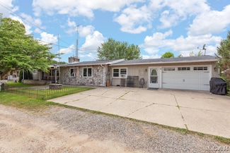 753 Vaniman Island Dr, Brooklyn, MI 49230