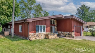 1002 E Grant St, Iron Mountain, MI 49801