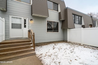 818 N 39th St, Grand Forks, ND 58203