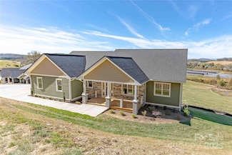 337 Maple Knoll Dr, Hendersonville, NC 28792