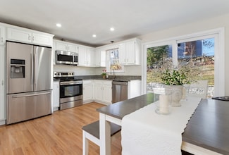 8 Swan Ln, Billerica, MA 01821