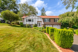 38 Pine St, Trumbull, CT 06611
