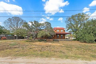 410 E 8th St, Nixon, TX 78140