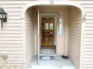 10 Dresden Ct, Portland, ME 04103