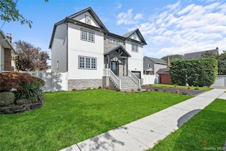 450 Morea St, Oceanside, NY 11572