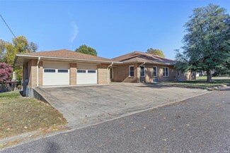 9 W Way Dr, Washington, MO 63090