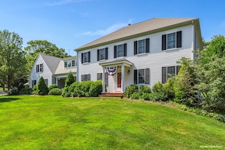 41 Lakeview Dr, Centerville, MA 02632