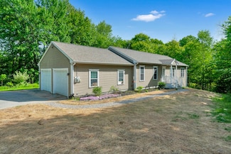 22 Gladys Dr, Oxford, ME 04270