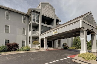 17800 E Bolger Rd Unit 101, Independence, MO 64055