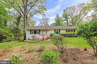 5259 Navaho Dr, Alexandria, VA 22312