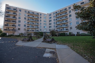 135 Post Ave Unit 5U, Westbury, NY 11590