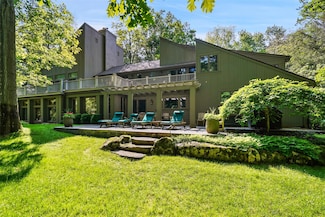 17 Eastwoods Rd, Pound Ridge, NY 10576