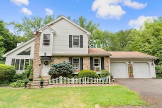 8 Kim Ln, Meriden, CT 06450