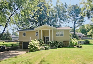 560 W Hubble Dr, Marshfield, MO 65706