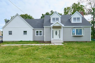 34 Smith St, Greenlawn, NY 11740