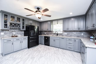 718 River Plantation Dr, Conroe, TX 77302