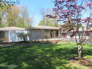 17 Donna Lynn Dr, East Greenbush, NY 12061