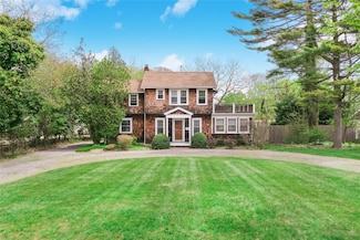 7 N Howells Point Rd, Bellport, NY 11713
