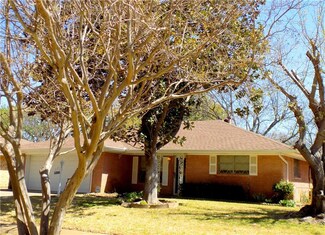 930 SE 2nd St, Grand Prairie, TX 75051
