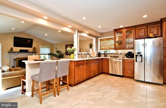 121 Pioneer Dr, Lansdale, PA 19446
