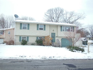 41 Lions Dr, West Warwick, RI 02893