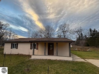 2827 N Luce Rd, Alma, MI 48801