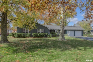 106 Lakeview Dr, Carlinville, IL 62626