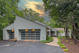 5015 Regents Park Rd, Rockford, IL 61107