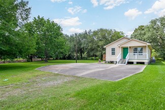 940 W Buccaneer Dr, Winnie, TX 77665