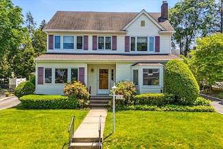 84 Hillcrest Ave, Manhasset, NY 11030