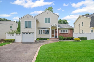 22 Terry St, Hicksville, NY 11801