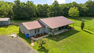 1009 E Gentry Ave, Checotah, OK 74426