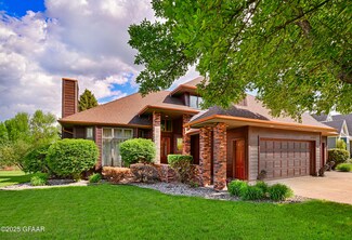 1237 S 36th St, Grand Forks, ND 58201