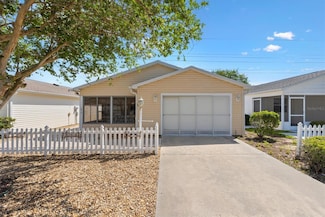 1615 Navidad St, The Villages, FL 32162