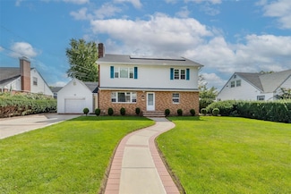 474 Newton St, Westbury, NY 11590
